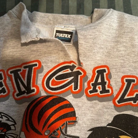 VINTAGE CINCINNATI BENGALS Flintstones Rare Graphic Sweatshirt - Large - Picture 3 of 6
